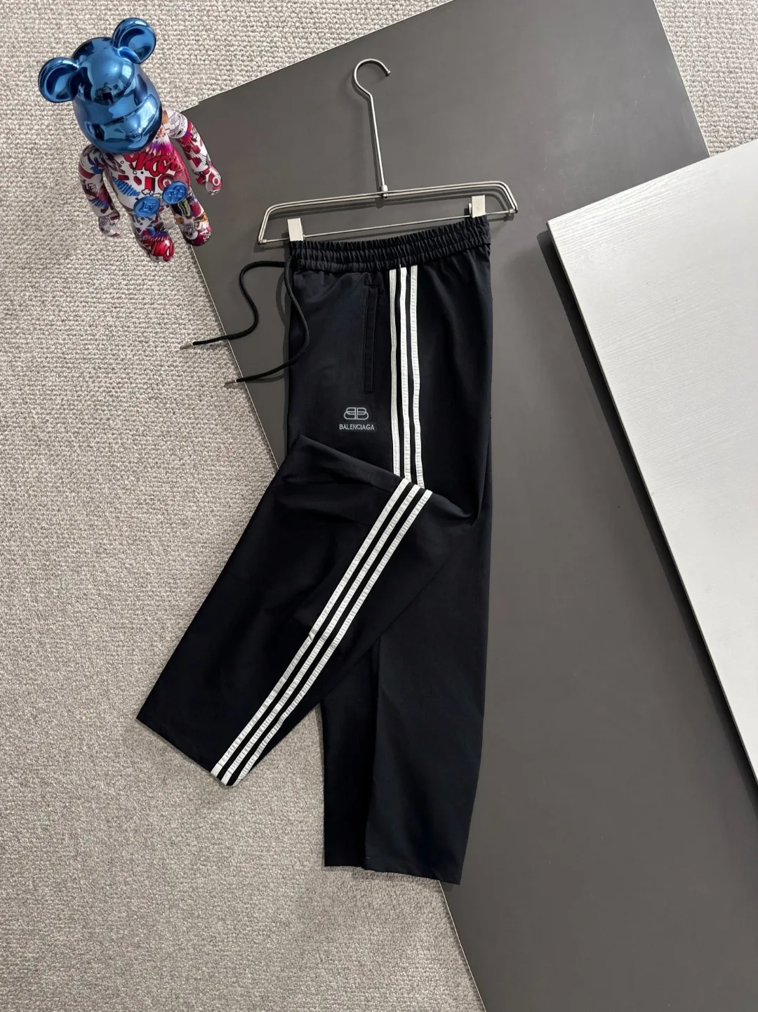 The next day shipped P195 Balenciaga 2026 summer New Arrival elastic casual pants, counter custom fabric Breathable high comfort, impeccable details, brand elements design concept, reflecting high quality. The hand feels delicate and soft! Casual cuts and awesome upper body! Sizes: S-3XL